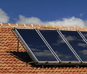 Obrázek - Solární ploché termické kolektory na střeše rodinného domu