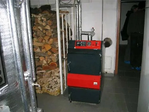 Obrázek - Kotel na biomasu (kusové dřevo).