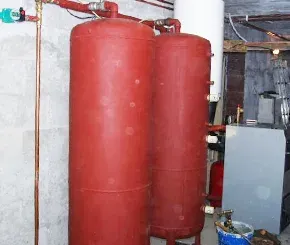 Obrázek - Zásobníky teplé vody bez tepelné izolace v nevytápěném sklepě rodinného domu